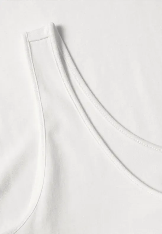 Nahaufnahme eines weißen Tanktops mit Rundhalsausschnitt auf hellem Untergrund.
