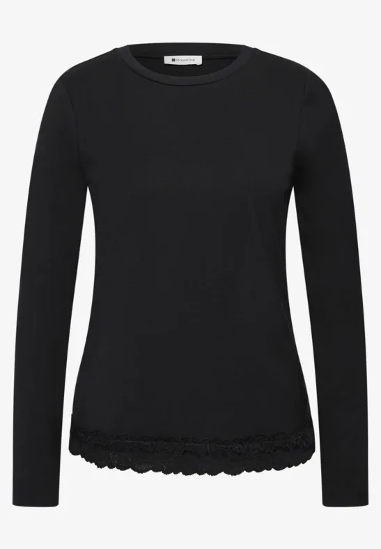 Schwarzes Langarmshirt mit zartem Spitzenbesatz am Saum.