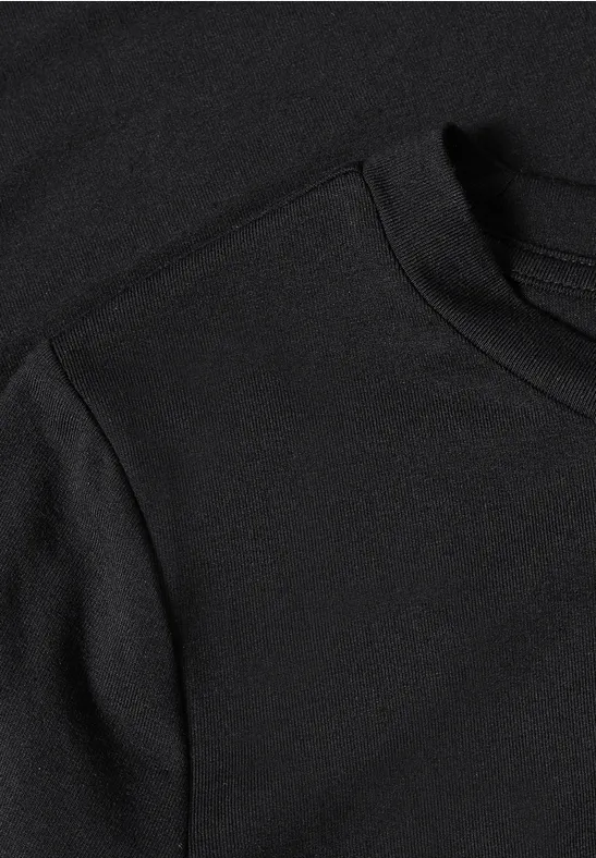 Nahaufnahme eines schwarzen T-Shirts, Schulterbereich und Halsansatz gut sichtbar.