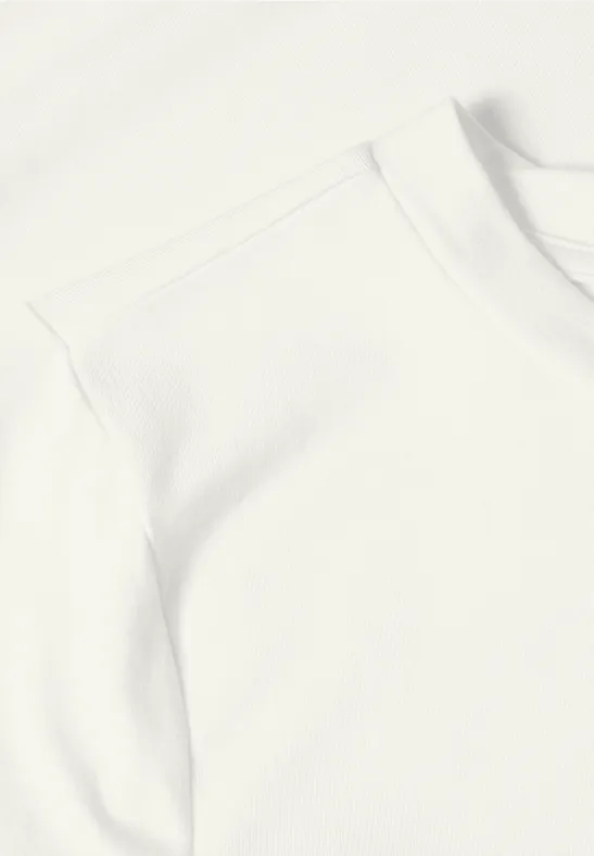 Schlichtes weißes T-Shirt, kurze Ärmel und schlichte Schulterpartie.