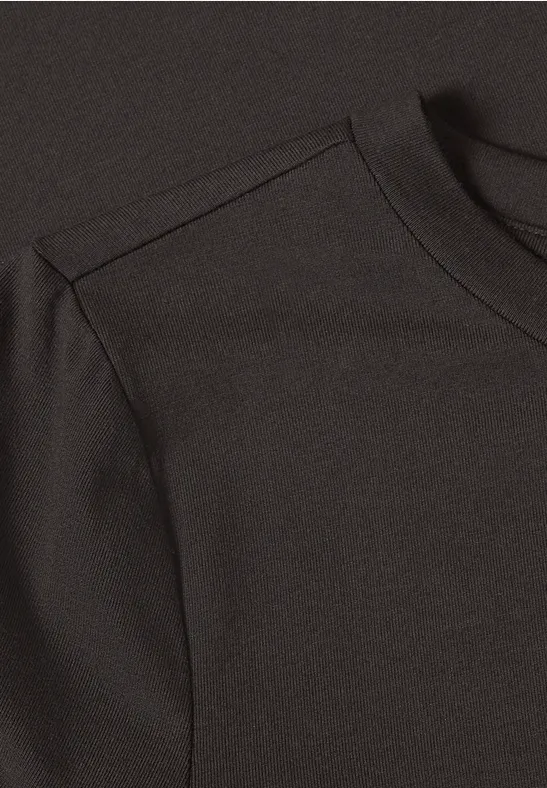 Schwarzes T-Shirt mit Rundhalsausschnitt und Schulternaht