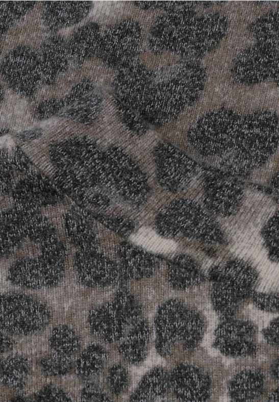 Nahaufnahme eines grauen Stoffes mit dunklen Leopardenflecken im Animalprint-Muster.