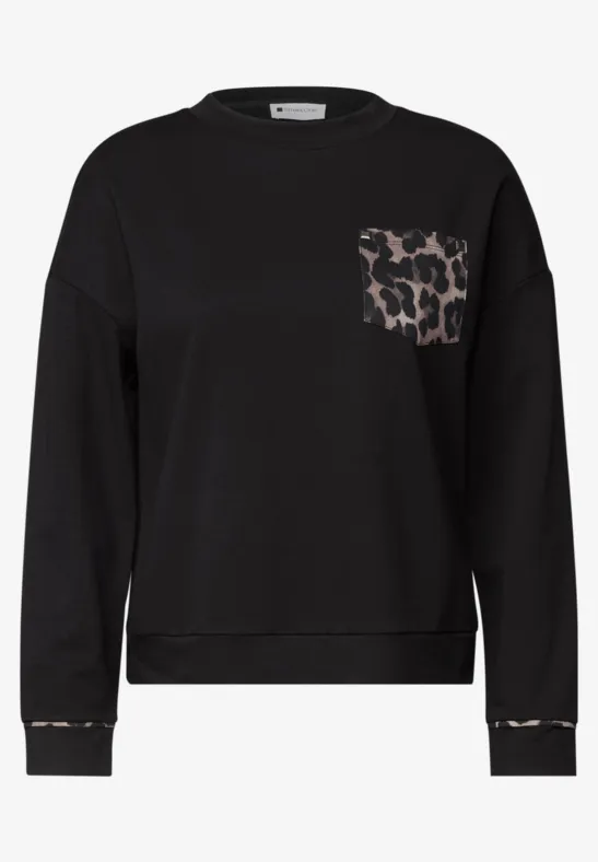 Sweat noir avec poche poitrine imprimé léopard et détails léo subtils aux poignets et à l'ourlet.