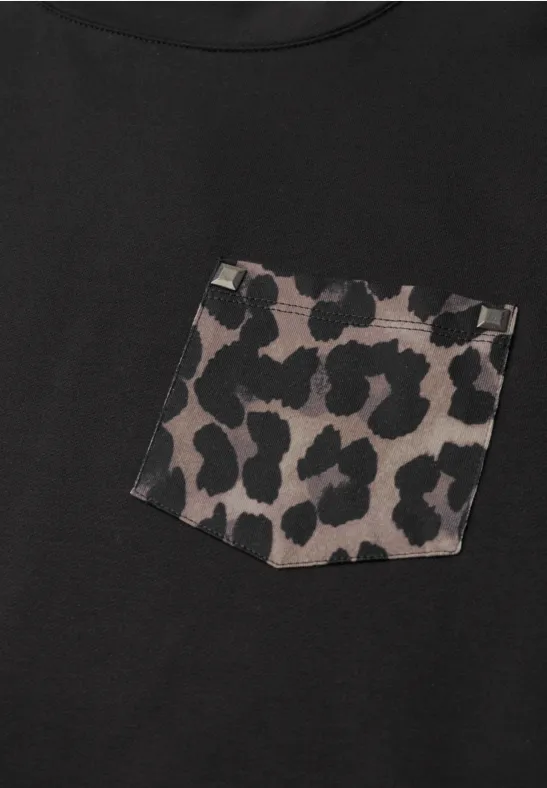 T-shirt noir avec poche poitrine imprimé léopard beige et noir.