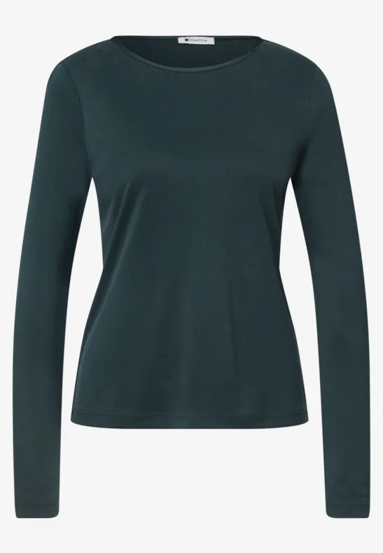 Een effen donker groen shirt met lange mouwen en ronde hals.