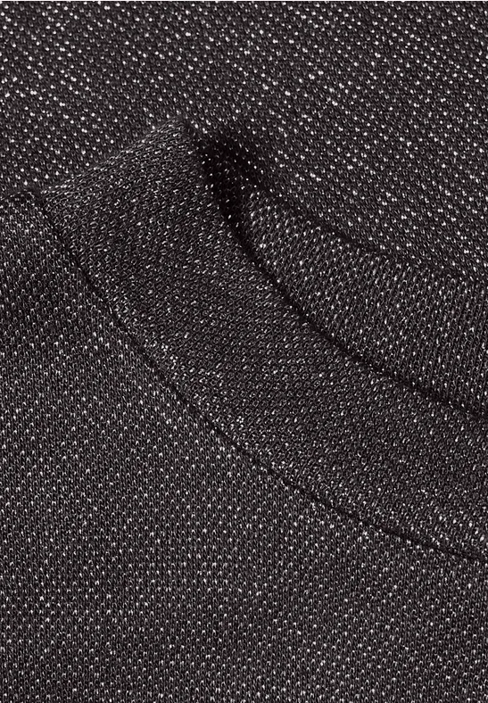 Nahaufnahme eines schwarzen, melierten Textils mit sichtbarer Naht, vermutlich der Halsausschnitt eines T-Shirts.