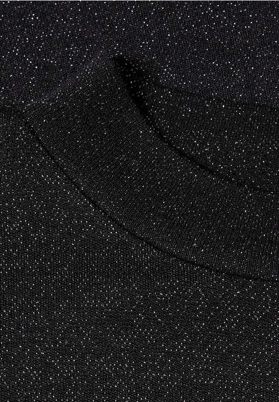 Schwarzes, glitzerndes Textil mit feinen Silberpartikeln, möglicherweise ein Pullover oder T-Shirt.