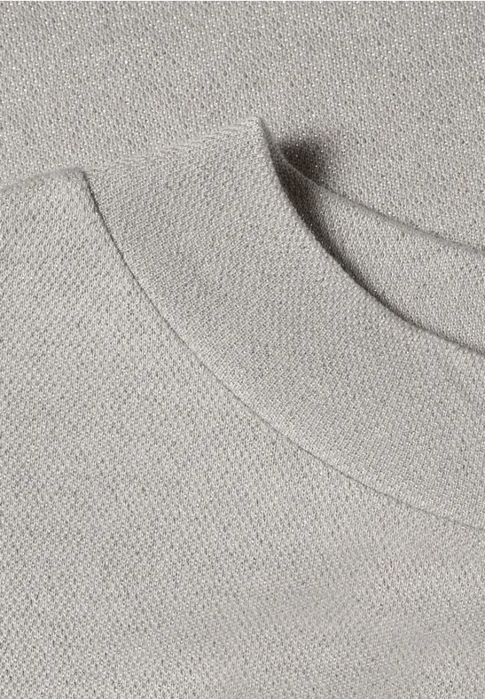 Nahaufnahme eines grauen T-Shirts mit Rundhalsausschnitt