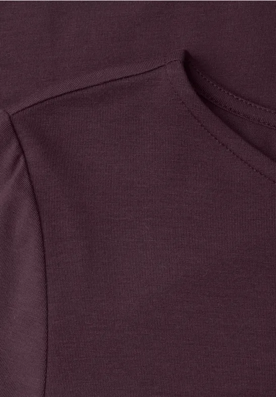 Close-up van een donkerpaars sweatshirt met kangoeroezak