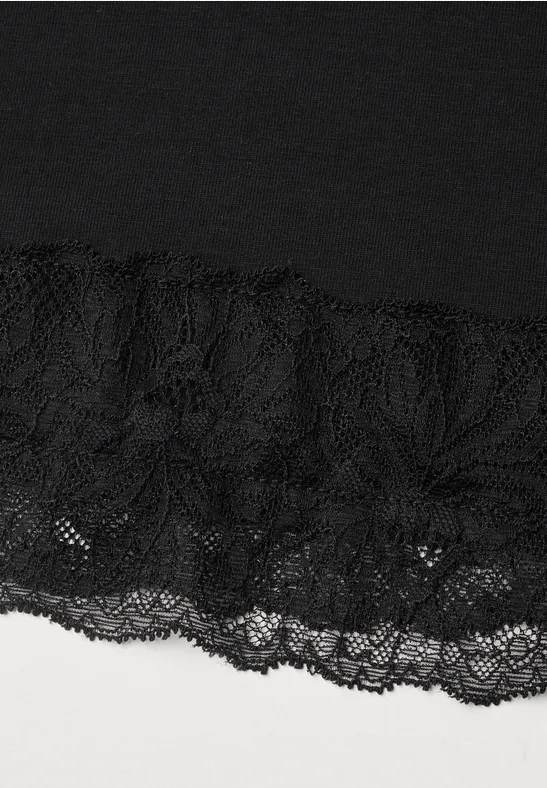 Schwarzer Spitzenstoff mit feinem, floralen Muster, transparent und elegant.