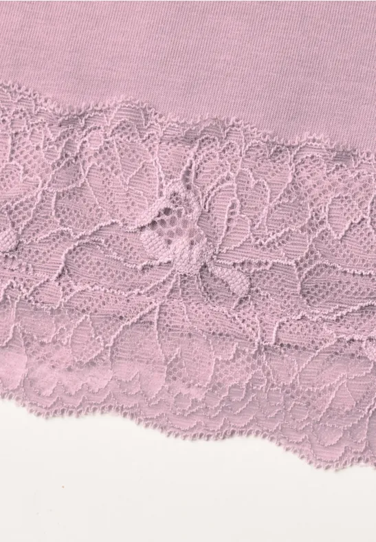 Close-up van roze stof met bloemenkant.