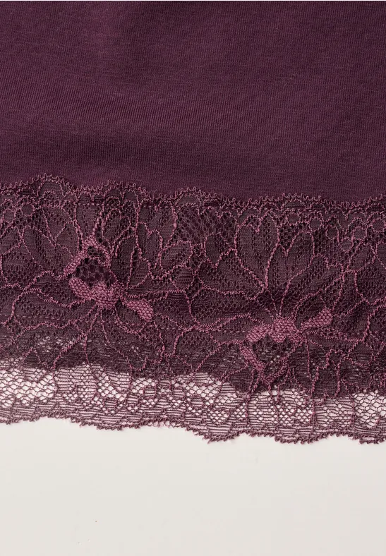 Burgunderroter Stoff mit zarter Spitzenborte und Blumenmuster