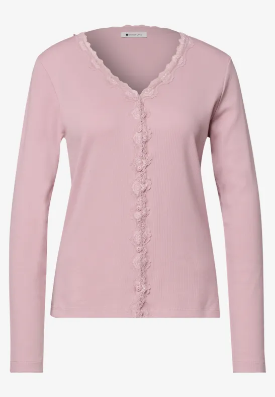 Zartrosa Damenstrickjacke mit V-Ausschnitt, langen Ärmeln und verspielter Spitzenborte am Kragen und der Knopfleiste.