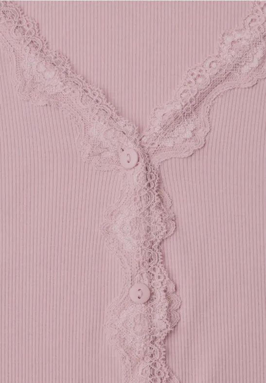 Nahaufnahme eines rosa, gerippten Spaghettiträgers mit Spitzenbesatz und Knöpfen