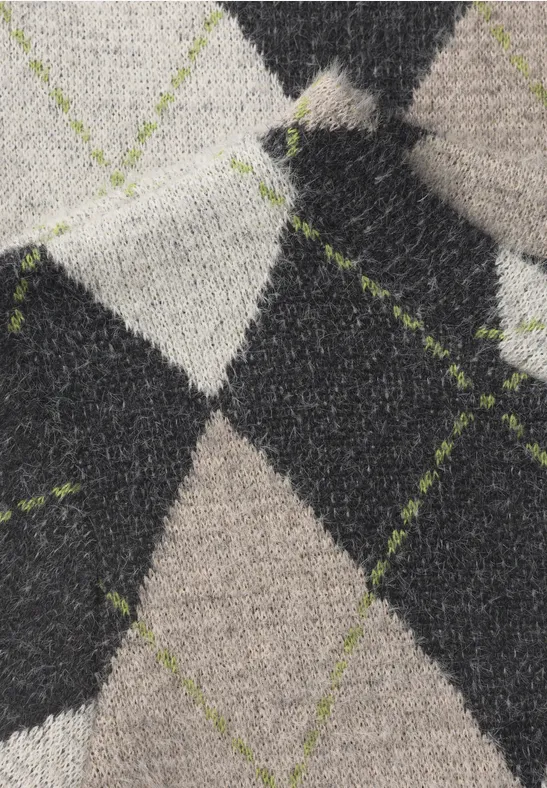 Grau-schwarz-beiges Strickmuster mit Rauten im Argyle-Stil und feinen grünen Linien.