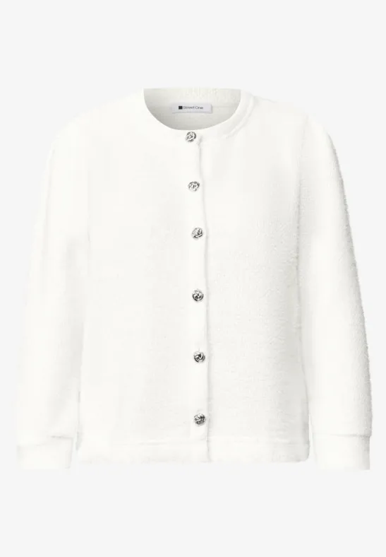 Weiße Strickjacke mit Rundhalsausschnitt, langen Ärmeln und silberfarbenen Zierknöpfen.