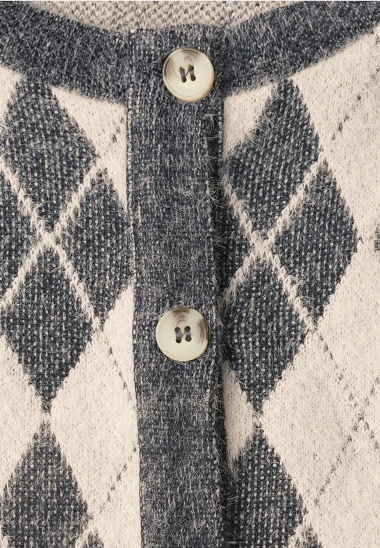 Beige-grauer Strickcardigan mit Rautenmuster und Knopfleiste mit Perlmuttknöpfen