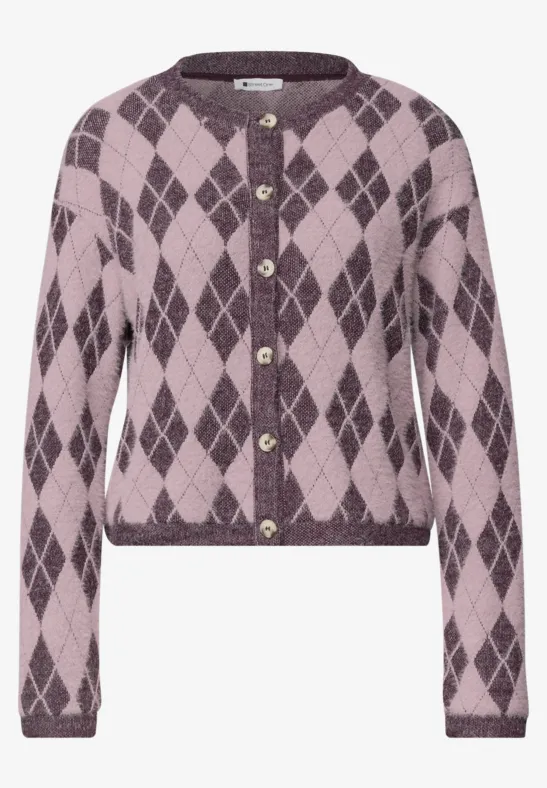 Kurz geschnittener Cardigan in Rosa mit Rautenmuster und goldenen Knöpfen.