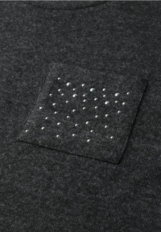 Dunkelgraues T-Shirt mit aufgesetzter Brusttasche, verziert mit kleinen silbernen Nieten.