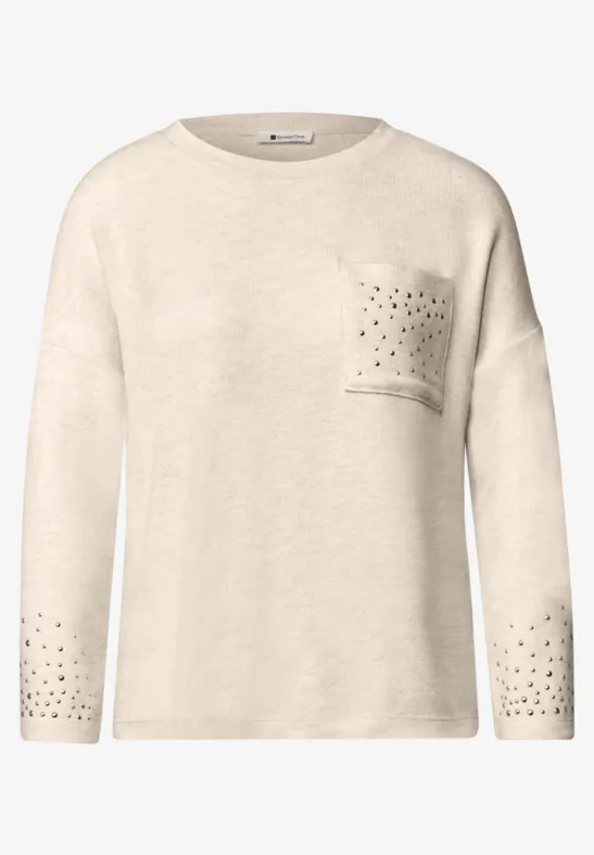 Beiges Langarmshirt mit Brusttasche und dezenten Lochdetails an Tasche und Ärmeln