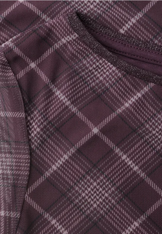 Close-up van bordeaux geruite stof met zichtbare naad