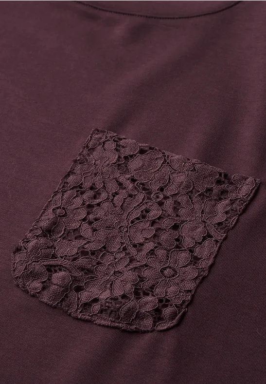 Bordeauxfarbenes Shirt mit zarter Spitzen-Tasche vorne