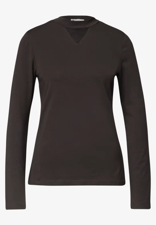 Schwarzes Langarmshirt mit V-Ausschnitt.