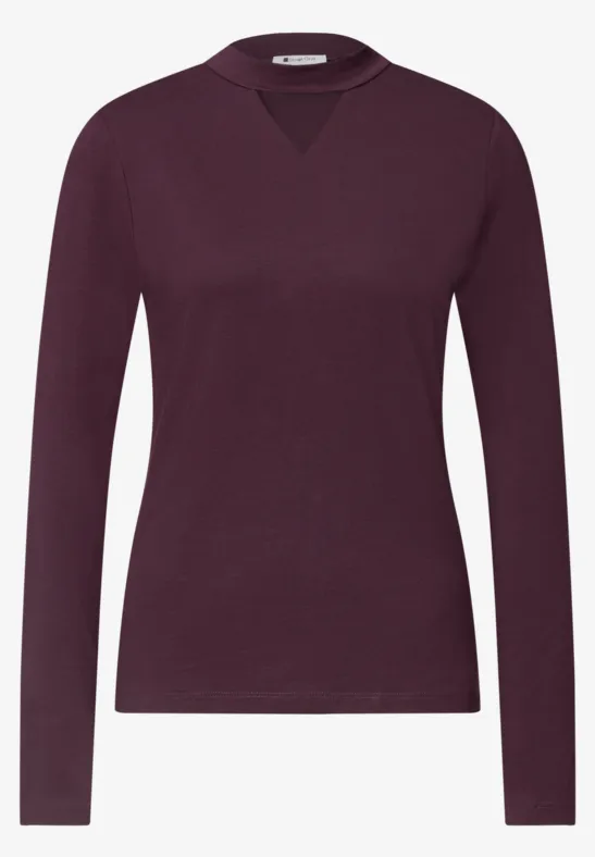 Ein schlichtes, langärmliges Damen-Shirt in dunklem Beerenton mit dezentem V-Einsatz am Rundhalsausschnitt.
