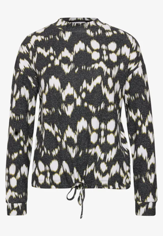 Langärmliger Pullover mit schwarz-weißem abstraktem Muster und Kordelzug am Saum.
