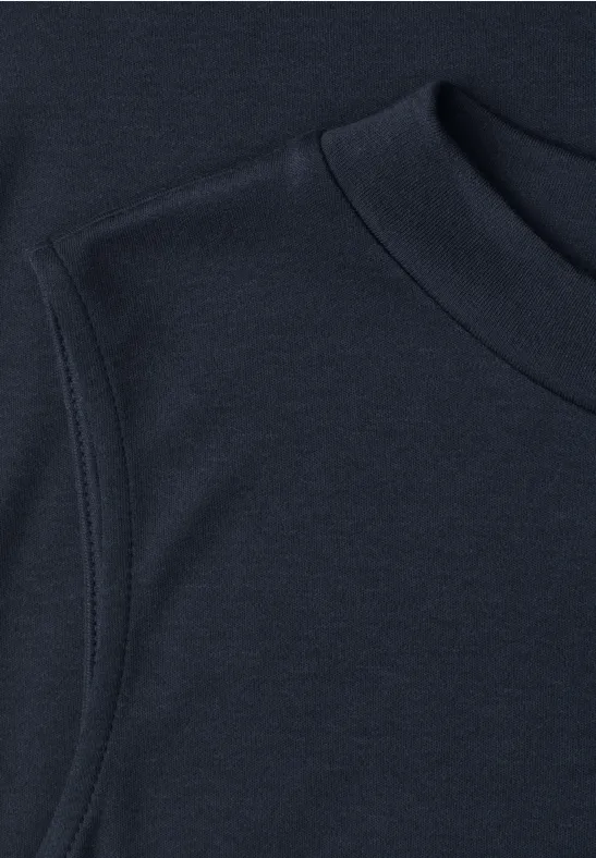 Nahaufnahme eines dunkelblauen T-Shirts mit Rundhalsausschnitt und sauber gearbeitetem Ärmelsaum.