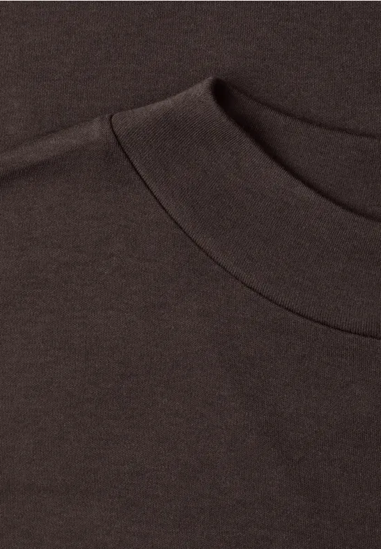 Nahaufnahme eines dunklen T-Shirts mit Rundhalsausschnitt und weicher Baumwollstruktur.