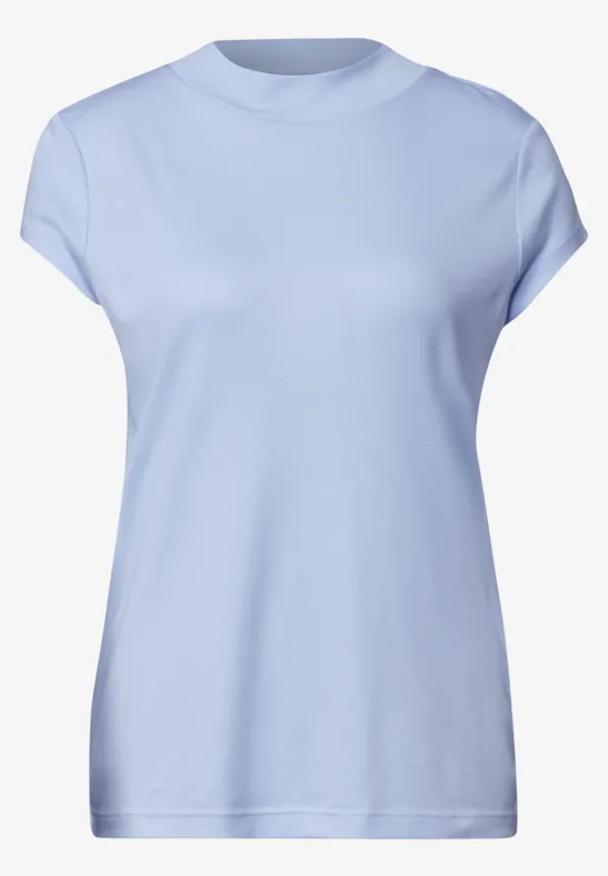 Hellblaues T-Shirt mit kurzen Ärmeln und Rundhalsausschnitt.