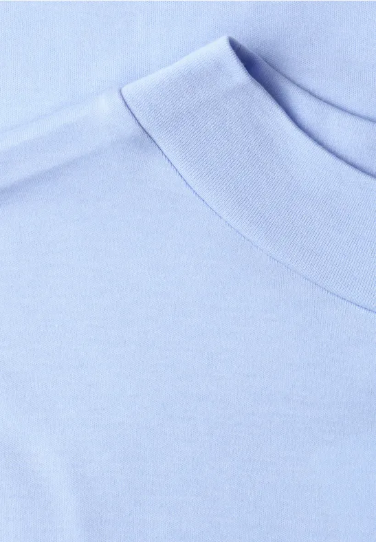 Hellblaues T-Shirt mit Rundhalsausschnitt, Nahaufnahme von Schulter- und Kragenbereich.