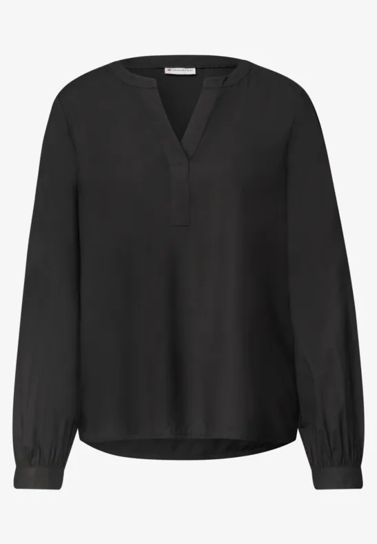 Schlichte schwarze Bluse mit V-Ausschnitt und langen Ärmeln.