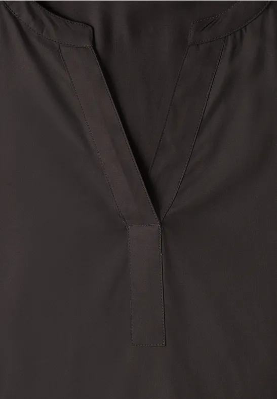 Dunkles Oberteil mit V-Ausschnitt und schmaler Blende