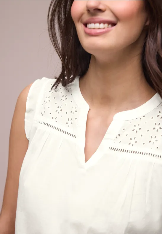 Blousetop met gespleten hals en shiffley-details off white