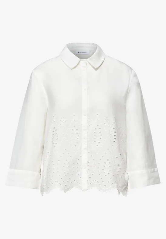 Simpel wit blouse met kraag, knoopsluiting en geborduurde opengewerkte details.