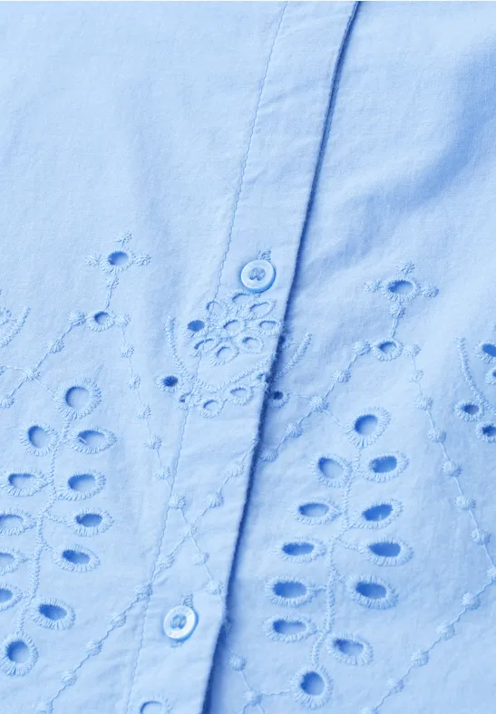 Lichtblauwe katoenen blouse met opengewerkte borduursels en knoopsluiting