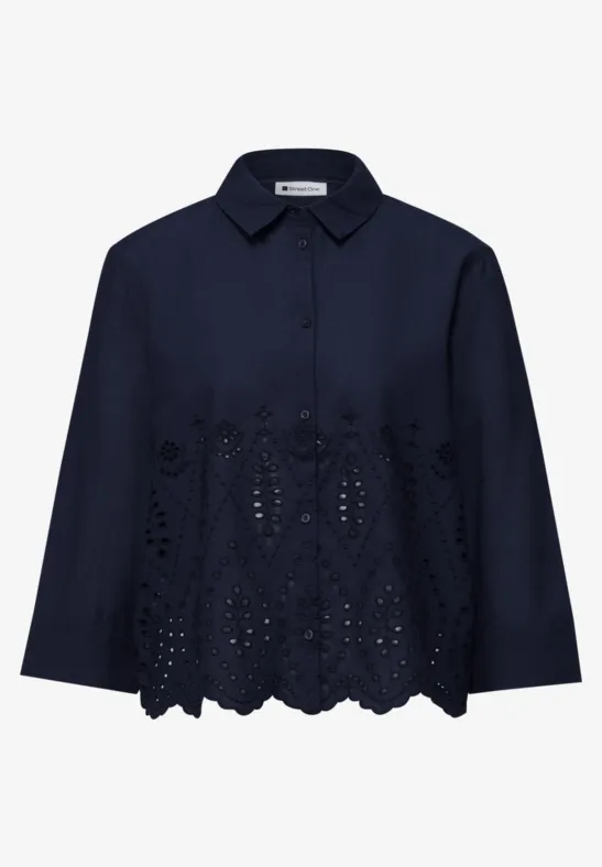 Donkerblauwe blouse met lange mouwen, overhemdkraag en florale ajourdetails aan de zoom.