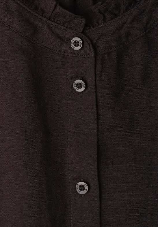 Dunkelbraunes Leinenhemd mit verdeckter Knopfleiste und drei grauen Knöpfen, Nahaufnahme