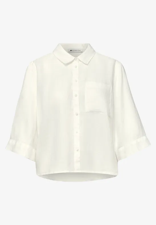 Weißes, locker geschnittenes Damenhemd mit Kragen, durchgehender Knopfleiste und 3/4-Ärmeln.