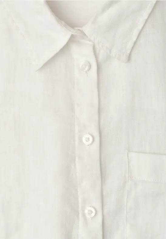 Frontansicht einer schlichten weißen Leinenbluse mit Hemdkragen, Knopfleiste und Brusttasche