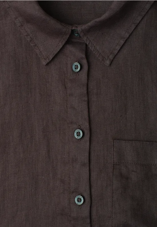 Braunes Leinenhemd mit Kragen, Knopfleiste und Brusttasche.