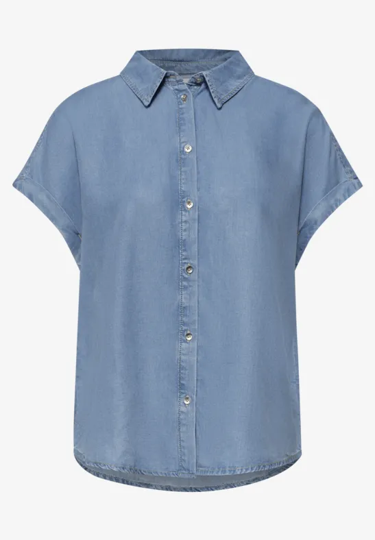 Lichtblauw denim overhemd met korte mouwen, kraag en doorlopende knopenrij.