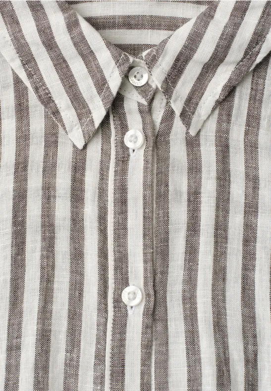 Chemise en lin léger à rayures grises et blanches avec fermeture à boutons.