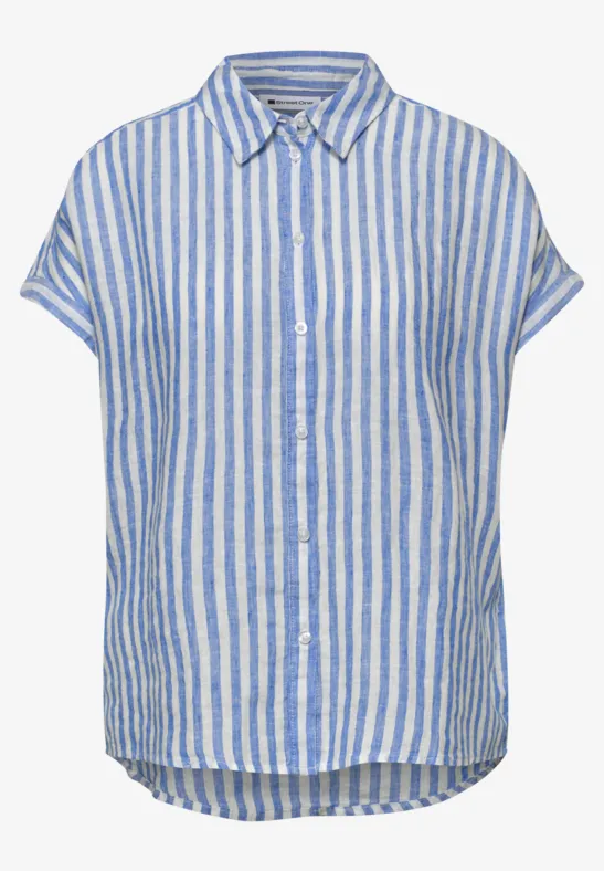 Lichtblauw-wit gestreept blousehemd met korte mouwen en knoopsluiting.