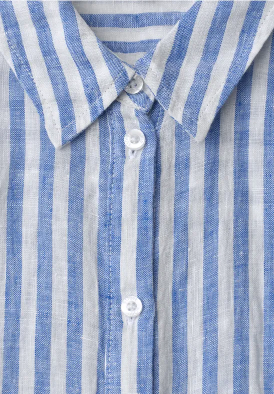 Linnen overhemd met blauwe en witte strepen en witte knopen.