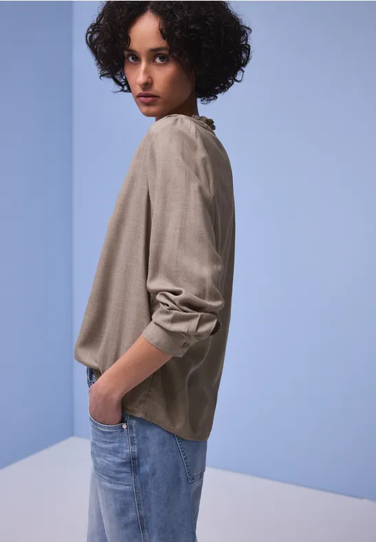 Bluzka koszulowa z falbanką light terra mocha mel.