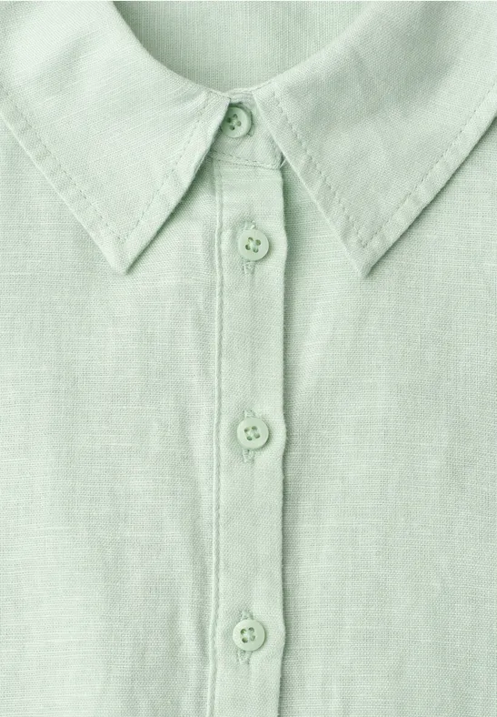 Pastelgroen linnen overhemd met knopenrij en puntige kraag, eenvoudig en elegant ontwerp.