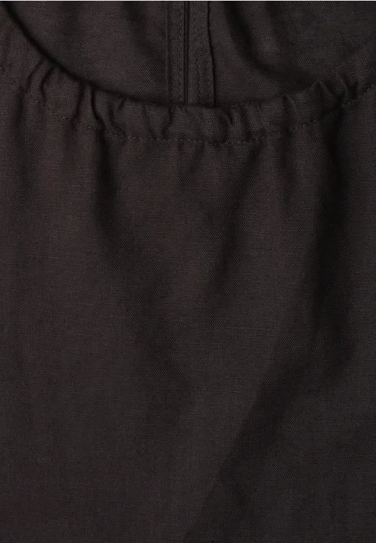 Nahaufnahme eines schwarzen Kleidungsstücks aus weichem Stoff mit elastischem Bund.